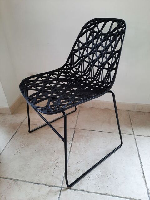 Chaise Noire HABITAT Modle Zach Plastique Moul 100 Nmes (30)