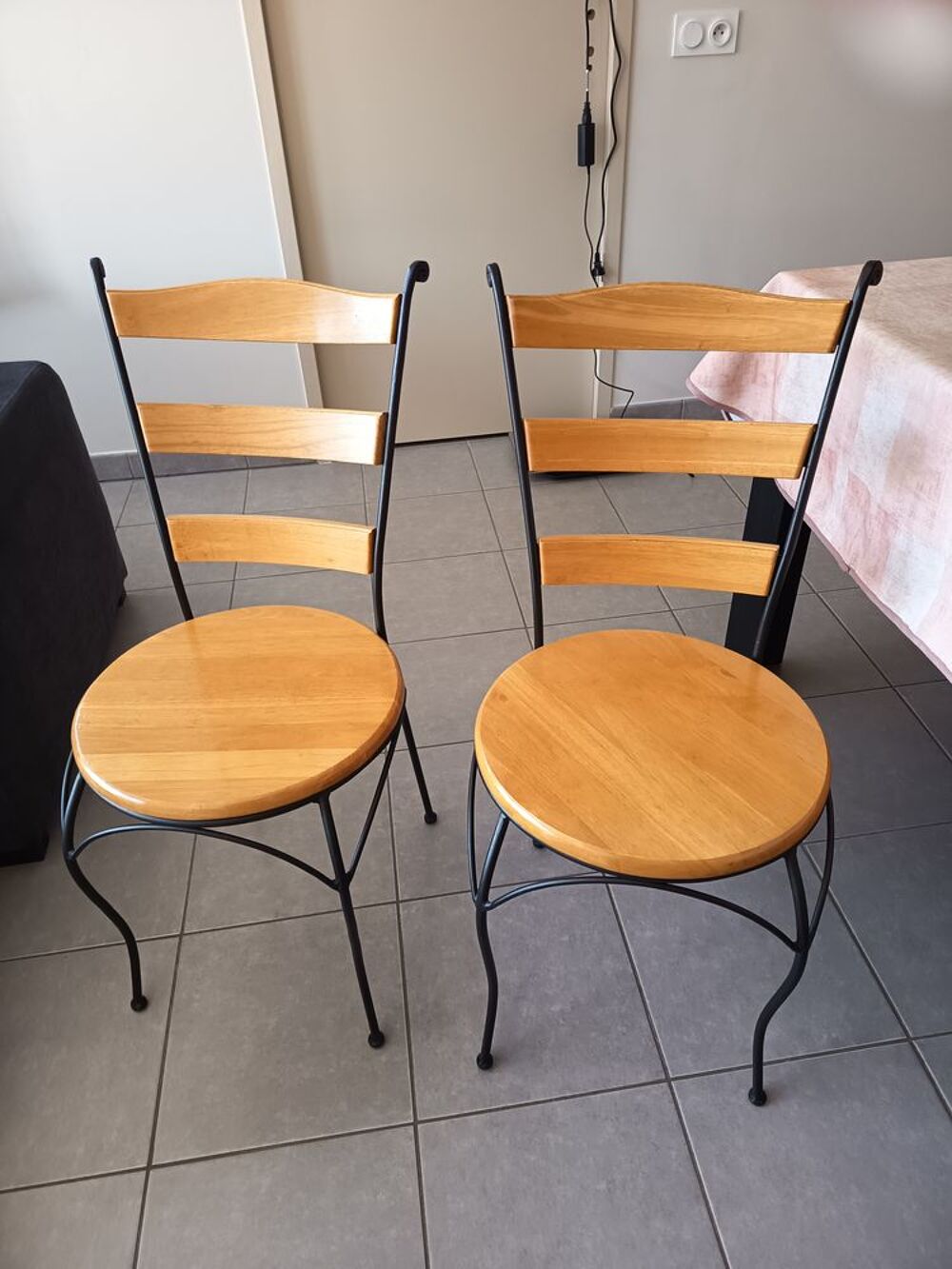 table ronde avec 1 rallonge + 4 chaises Meubles