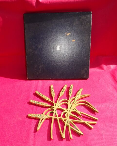 ANCIEN DESSOUS DE PLAT 7 PIS DE BL BRONZE J.P PARIS 60 Sergines (89)