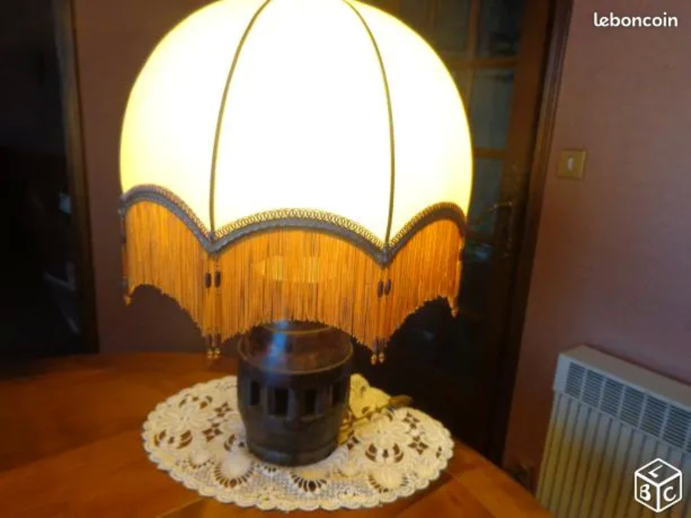 Ancien moyeu de roue de charrette mont&eacute; en lampe. Décoration