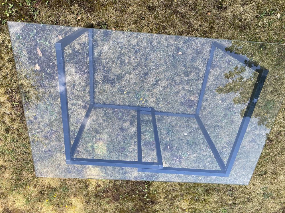 bureau en verre tremp&eacute; + tr&eacute;teaux. Meubles