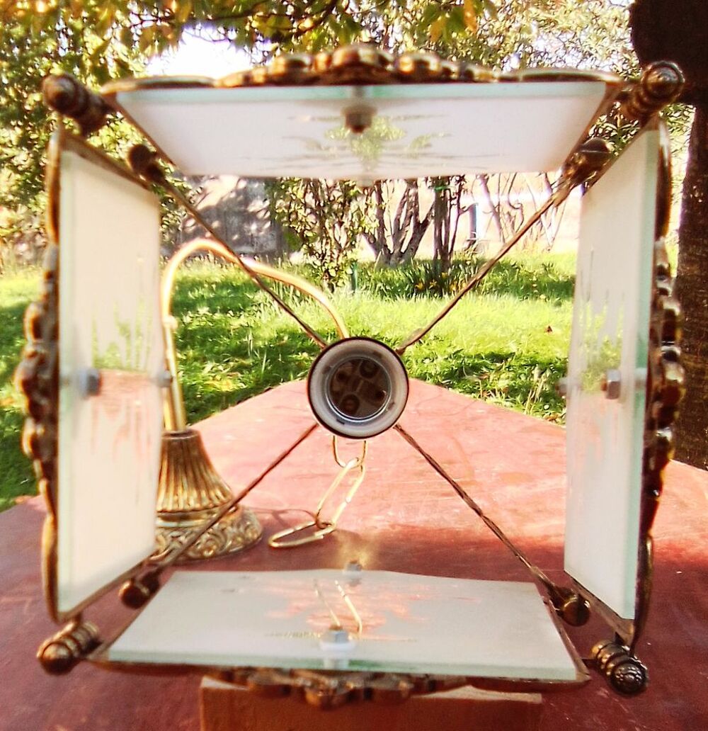 Lustre en bronze dor&eacute; avec verre Décoration