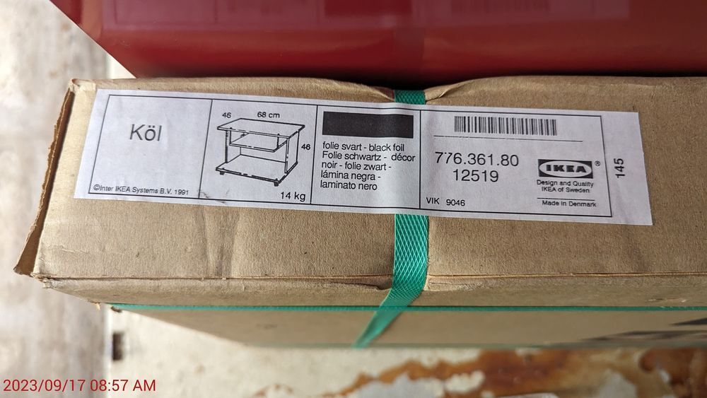 Table basse IKEA neuve mod&egrave;le K&ouml;l lamin&eacute;e. Meubles