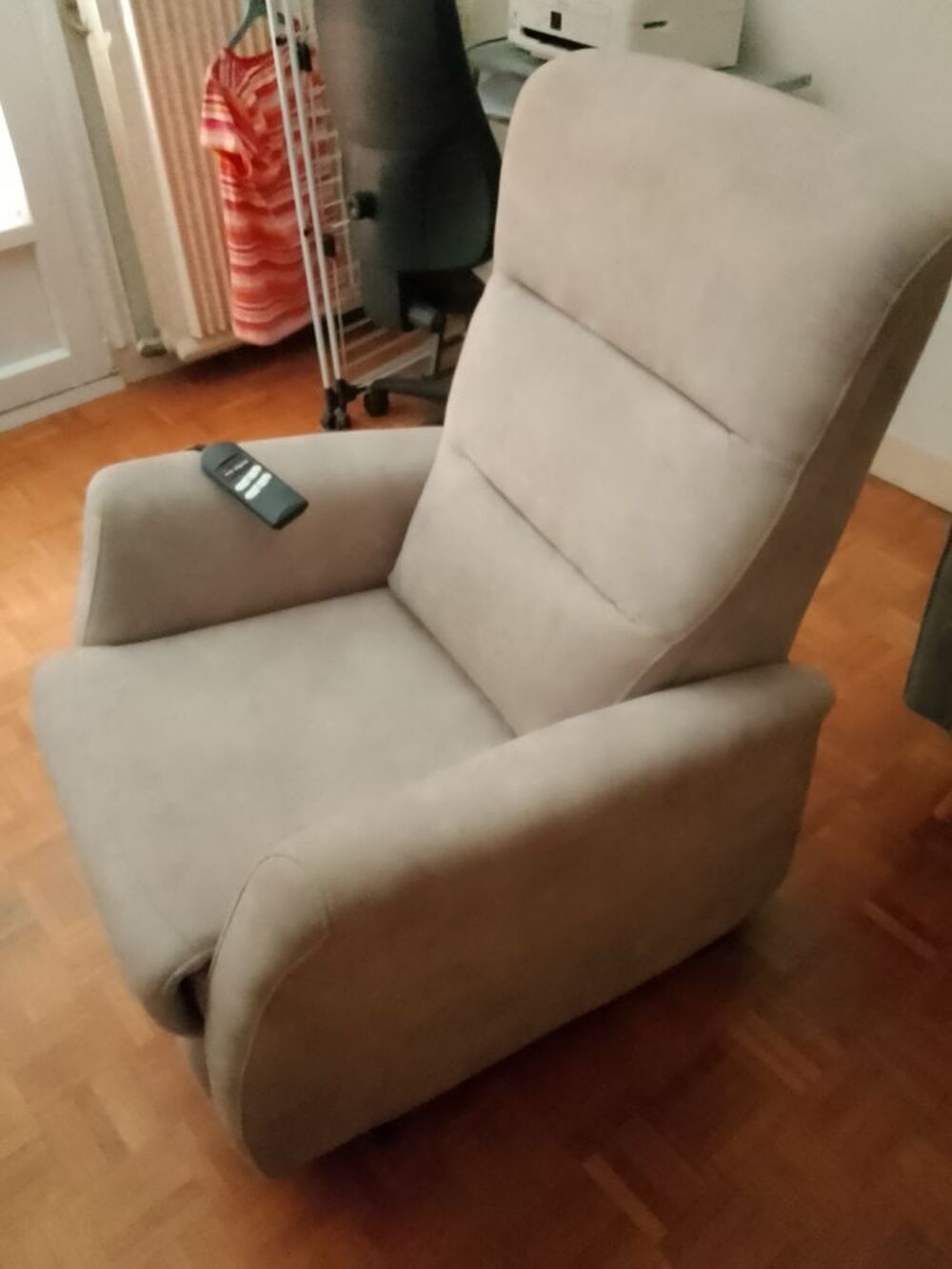 FAUTEUil &Eacute;LECTRIQUE RELEVEUR EN CUIR Meubles