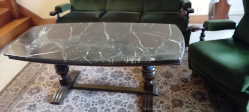 Salon trois pi&egrave;ces en velour , plus table basse Meubles