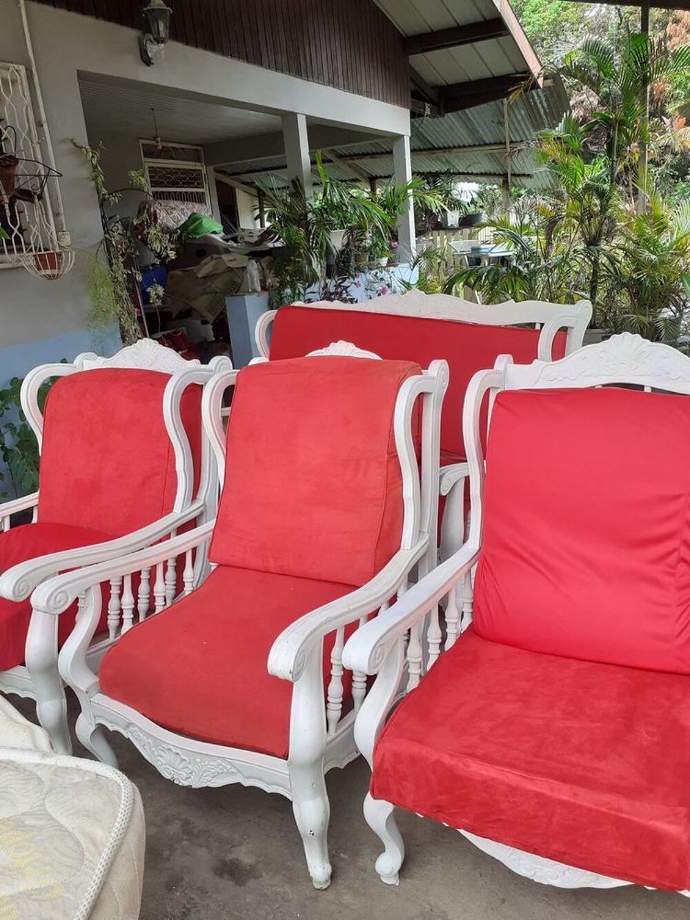 Ameublement salon rouge et blanc Meubles