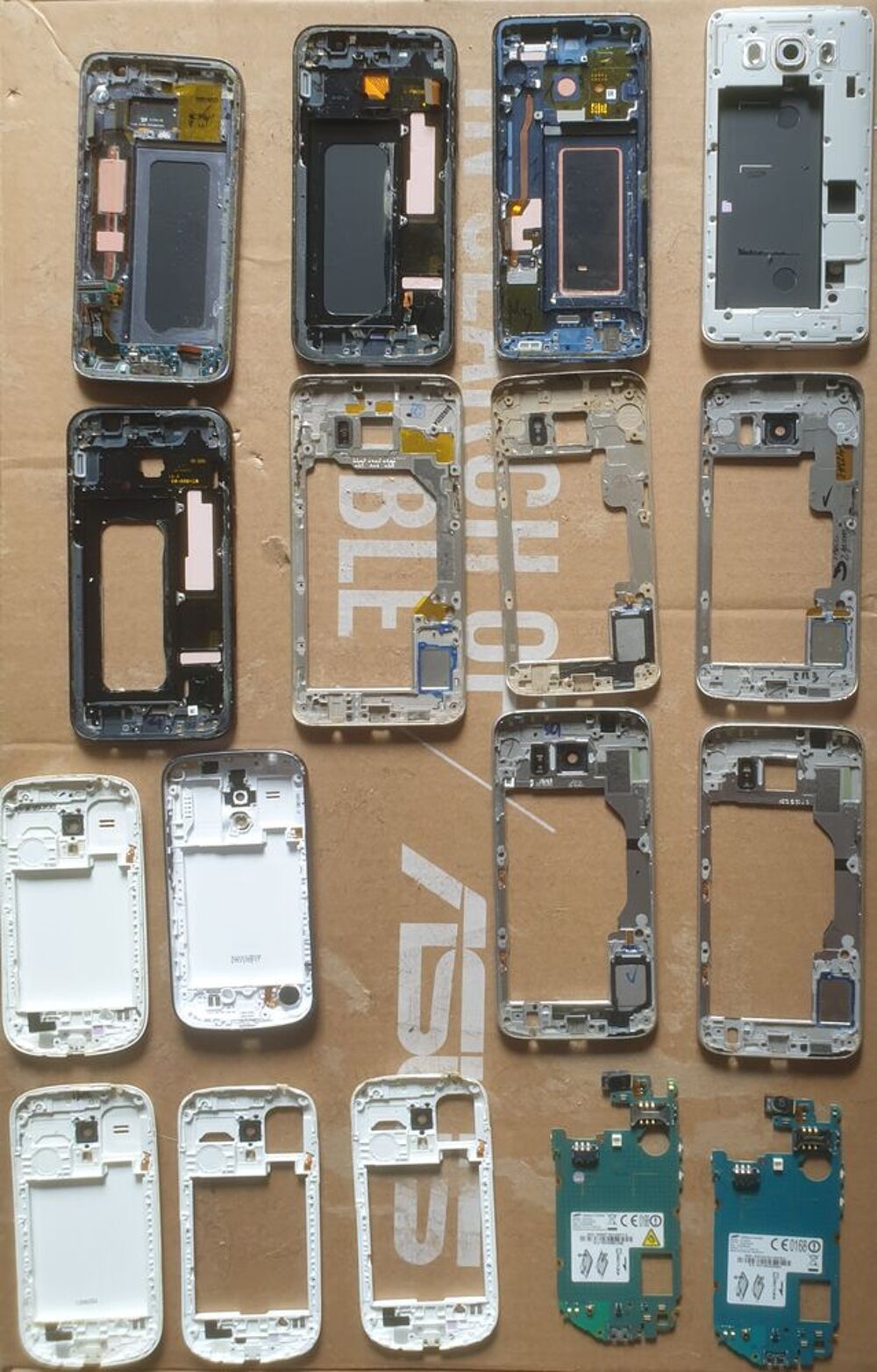 Lot de smartphones Samsung pour pi&egrave;ces Téléphones et tablettes