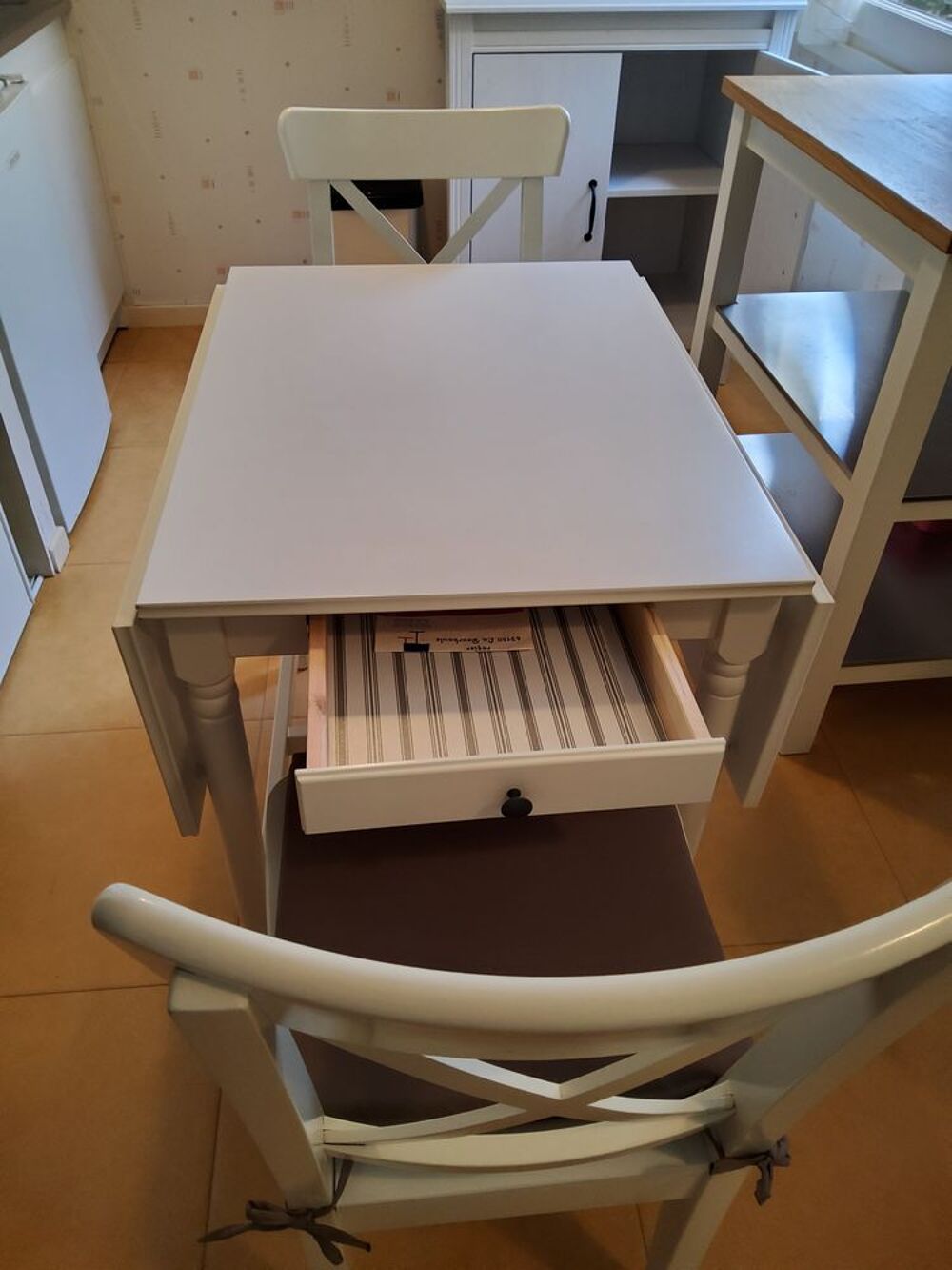 table cuisine Ikea avec 2 chaises assorties Meubles
