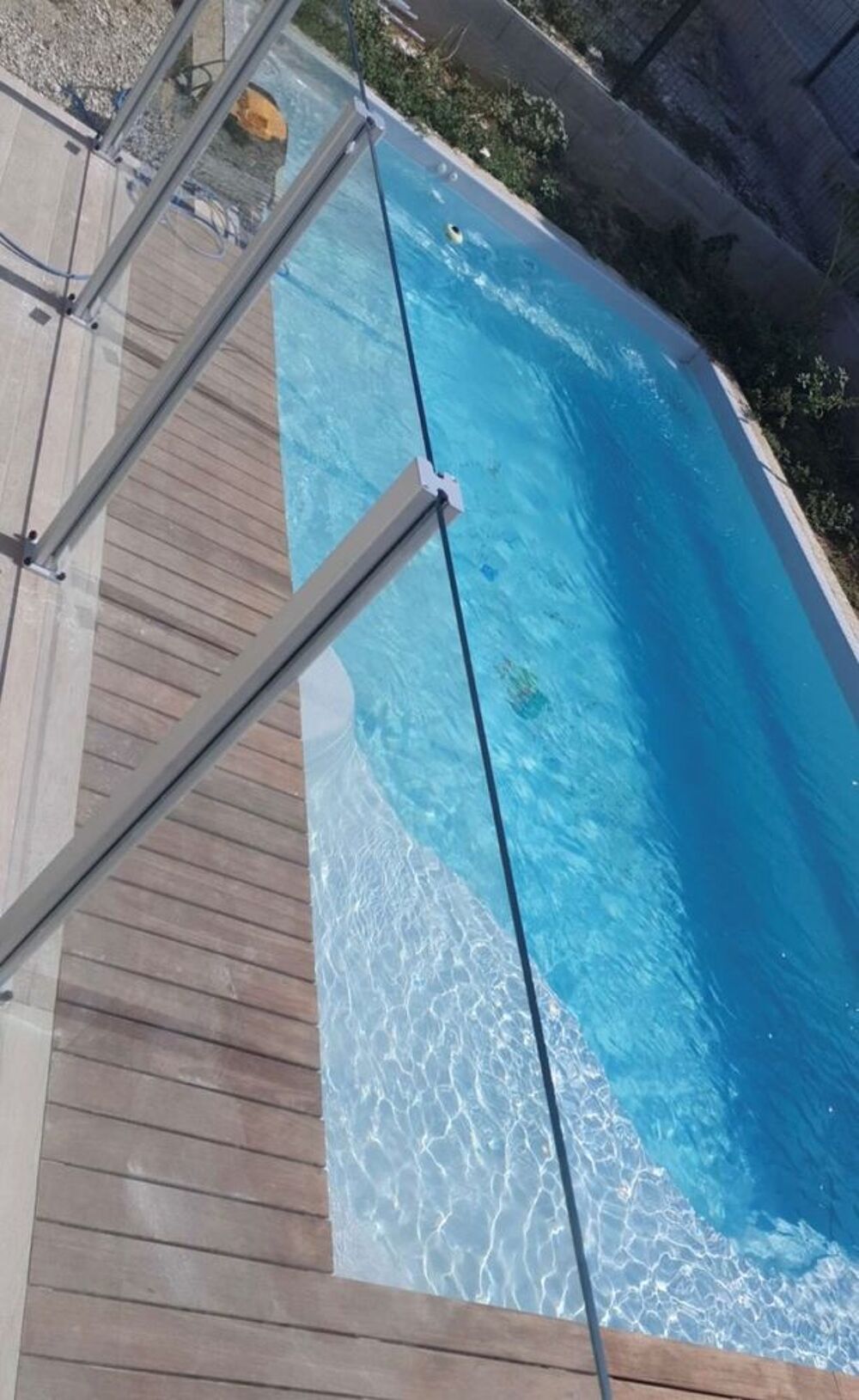 Barri&egrave;re piscine en verre orientable top qualit&eacute; Jardin