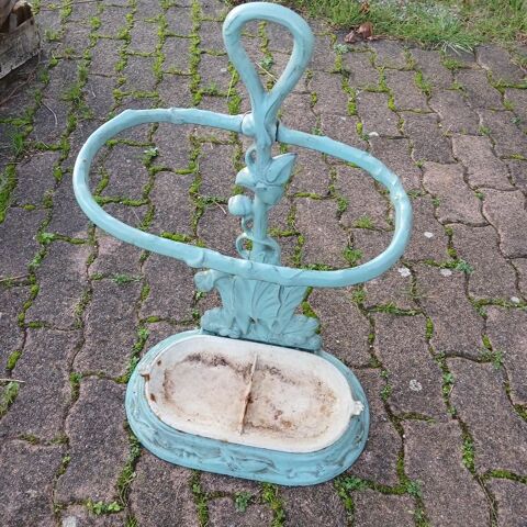 porte-parapluie 2 (ou cannes) vintage
40 Vendeuvre-du-Poitou (86)