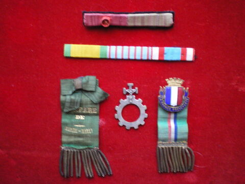 Barrettes de dcorations, insignes et chapelet scout. 20 Caen (14)