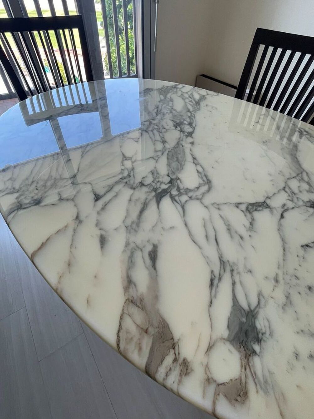 Table en marbre avec chaises Meubles