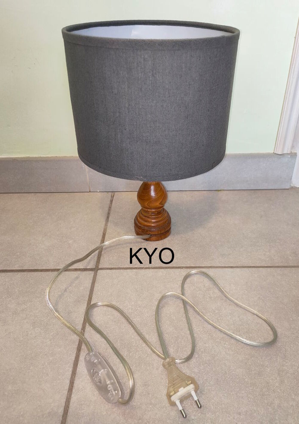 Lampe chevet rond tube bois &agrave; poser, abat-jour gris tissu Décoration