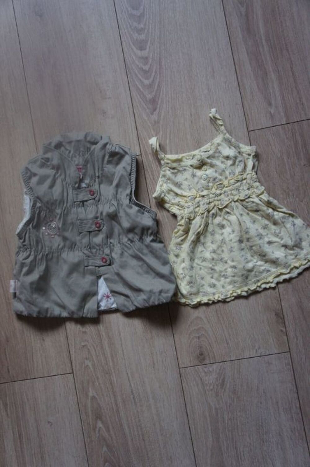 GILET+BRASSIERE FILLE TAILLE 24 MOIS Puériculture