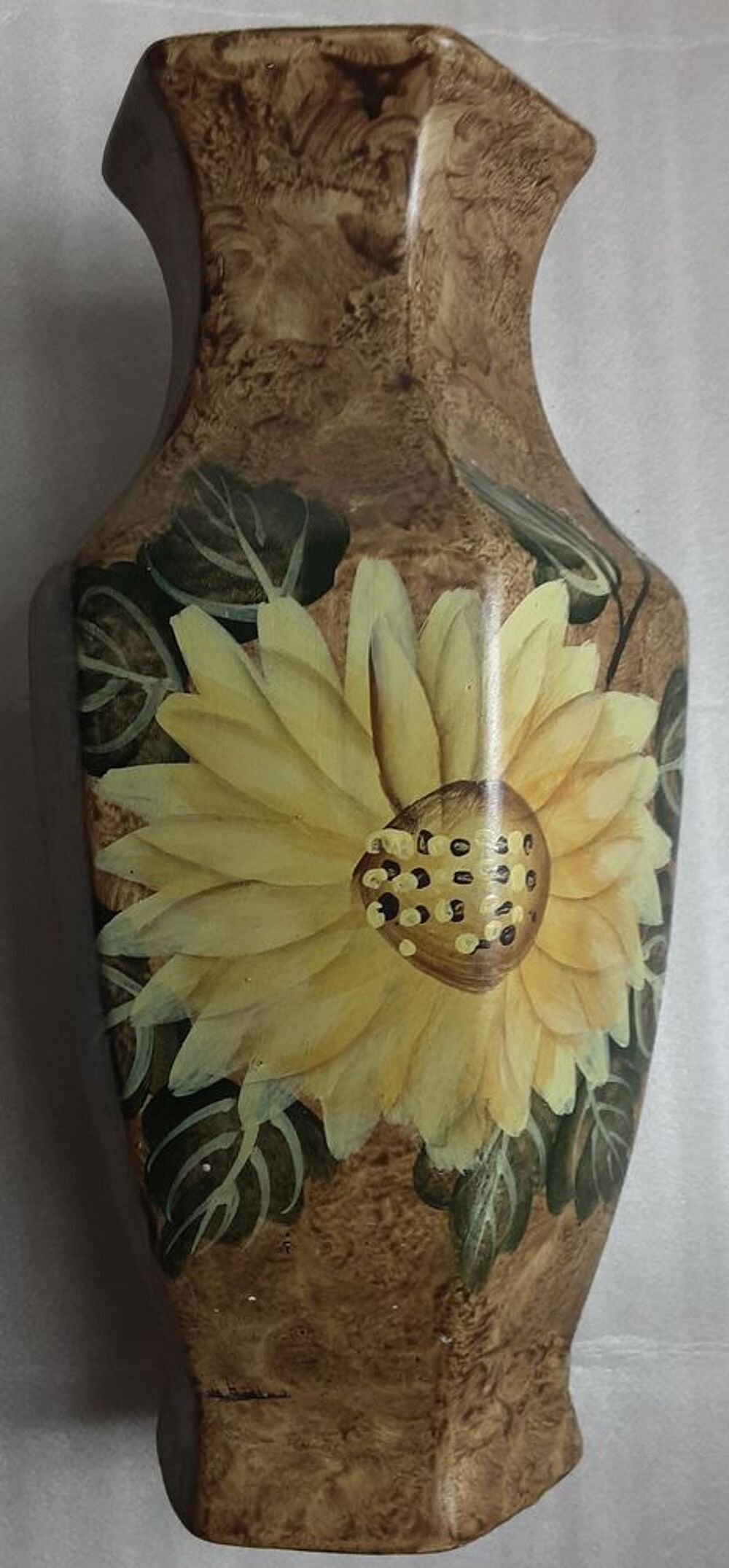 Vase hexagonal en terre cuite peinte, d&eacute;cor fleur de tournes Dcoration