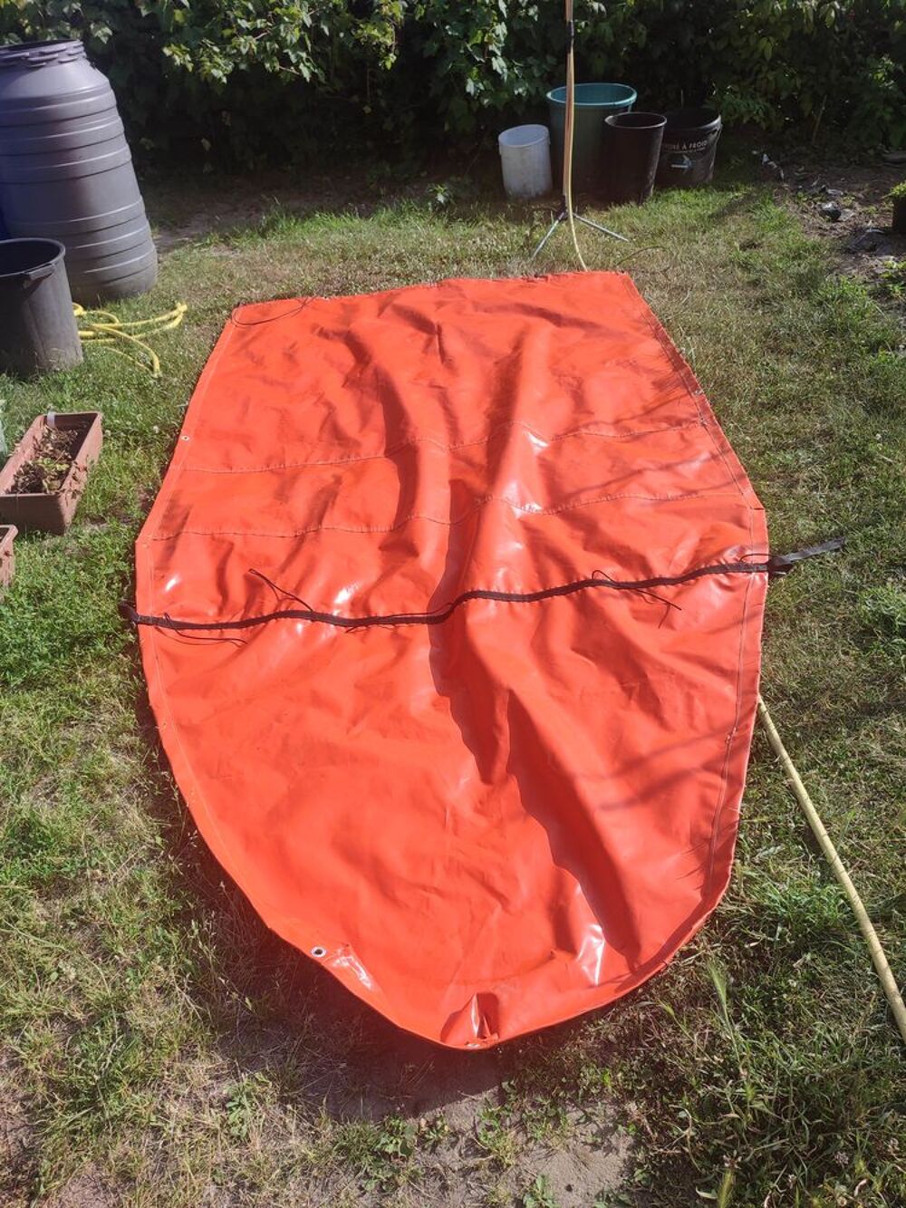 Taud pour bateau bombard C3 bon &eacute;tat peu servie 
Sports