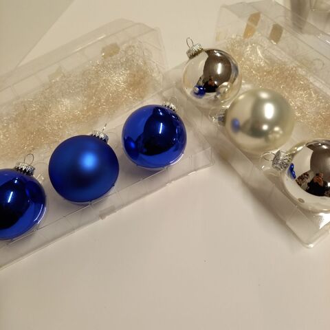 Six boules en verre argent et bleue, 8 cm, et des cheveux d' 14 Saumur (49)