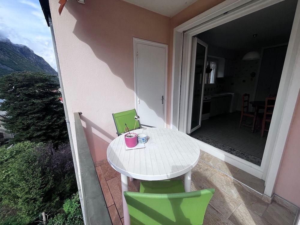 Vente Appartement SAINT JEAN DE MAURIENNE Au coeur du quartier résidentiel des Clapeys, à proximité immédiate d'un arrête de bus, découvrez ce très agréable T4/5 de 89 m2, spacieux et lumineux, complété par une loggia fermée et par un grand balcon-terrasse carrelée équipé Saint-jean-de-maurienne