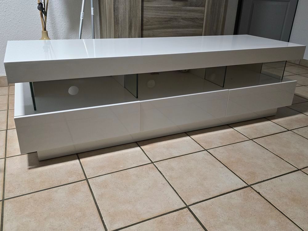 MEUBLE TV EN LAQU&Eacute; BLANC AVEC R&Eacute;TRO-&Eacute;CLAIRAGE Meubles