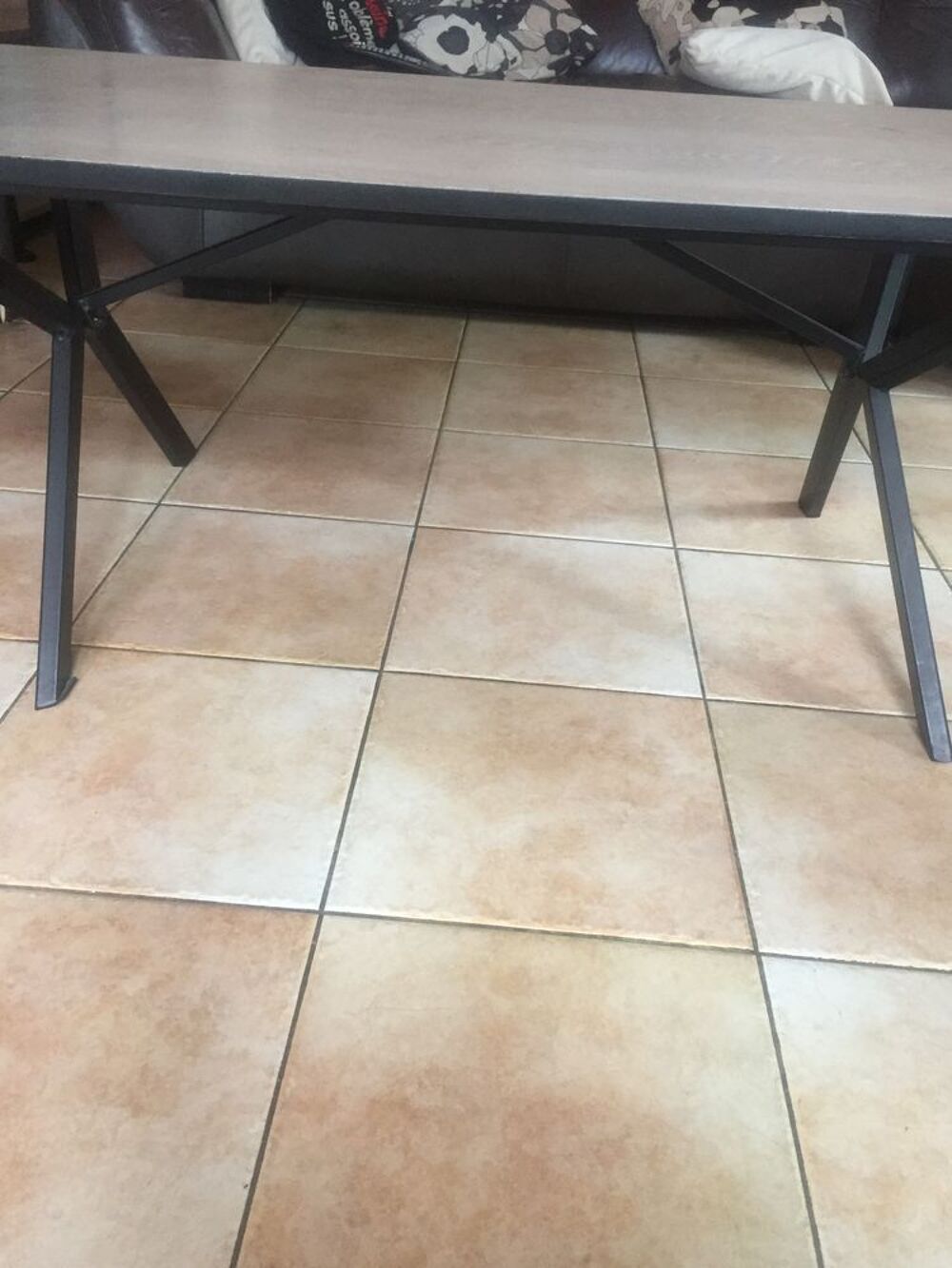 table salon cause d&eacute;m&eacute;nagement Meubles
