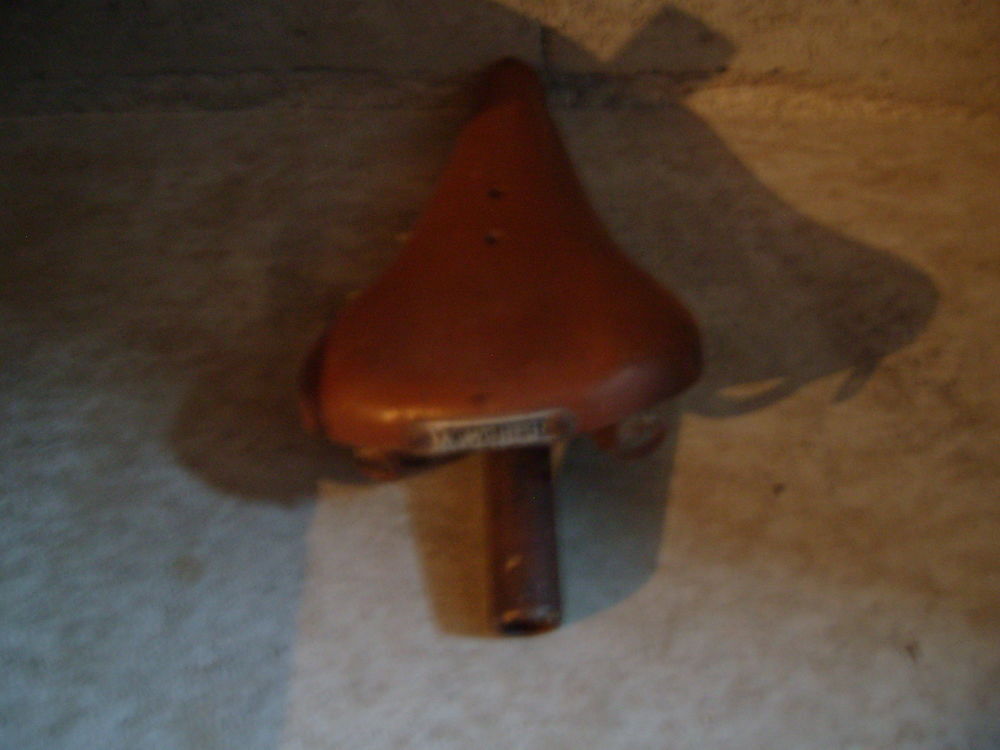 Selle caoutchouc m&egrave;che de v&eacute;lo ancien A WOLBER Vélos