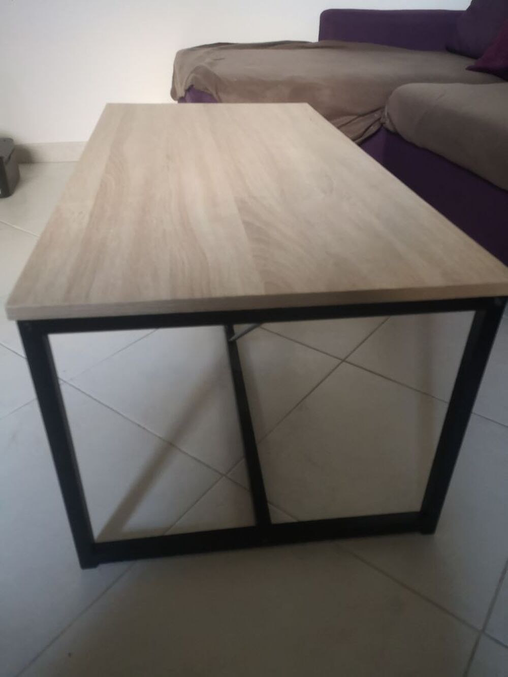 Table basse presque neuve. Meubles