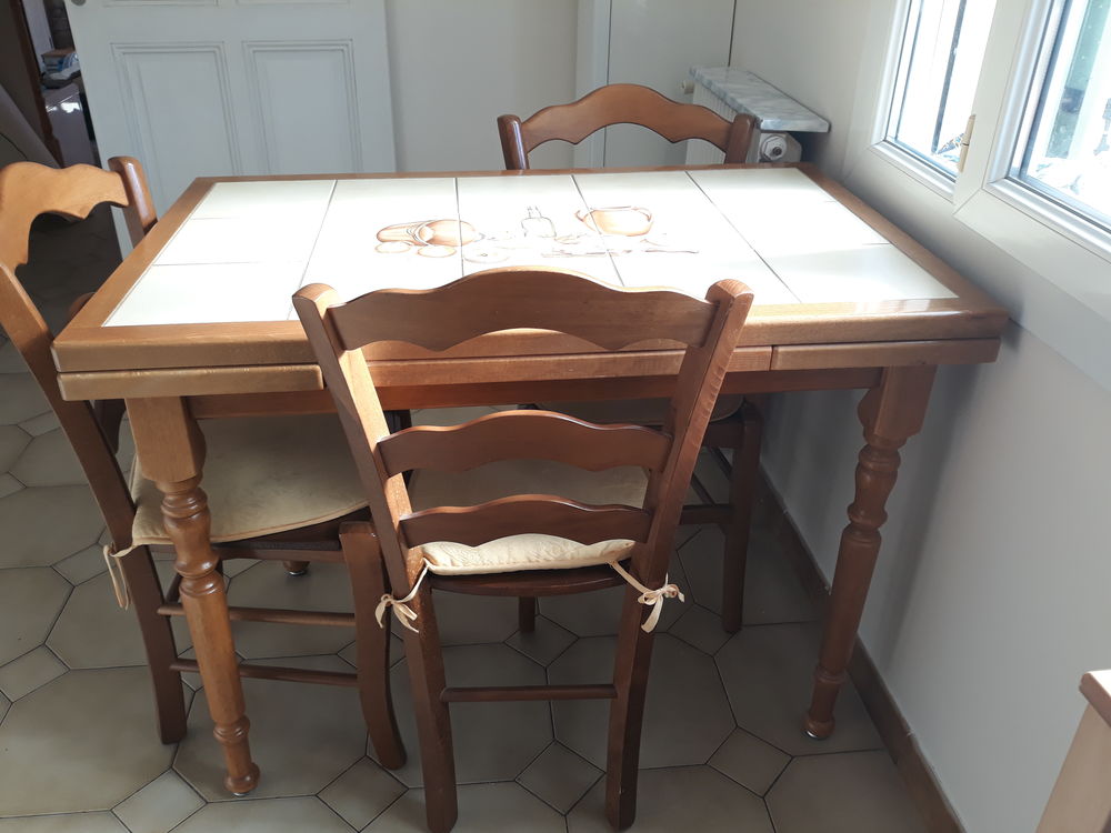 Table cuisine et cinq chaises bois massif Meubles