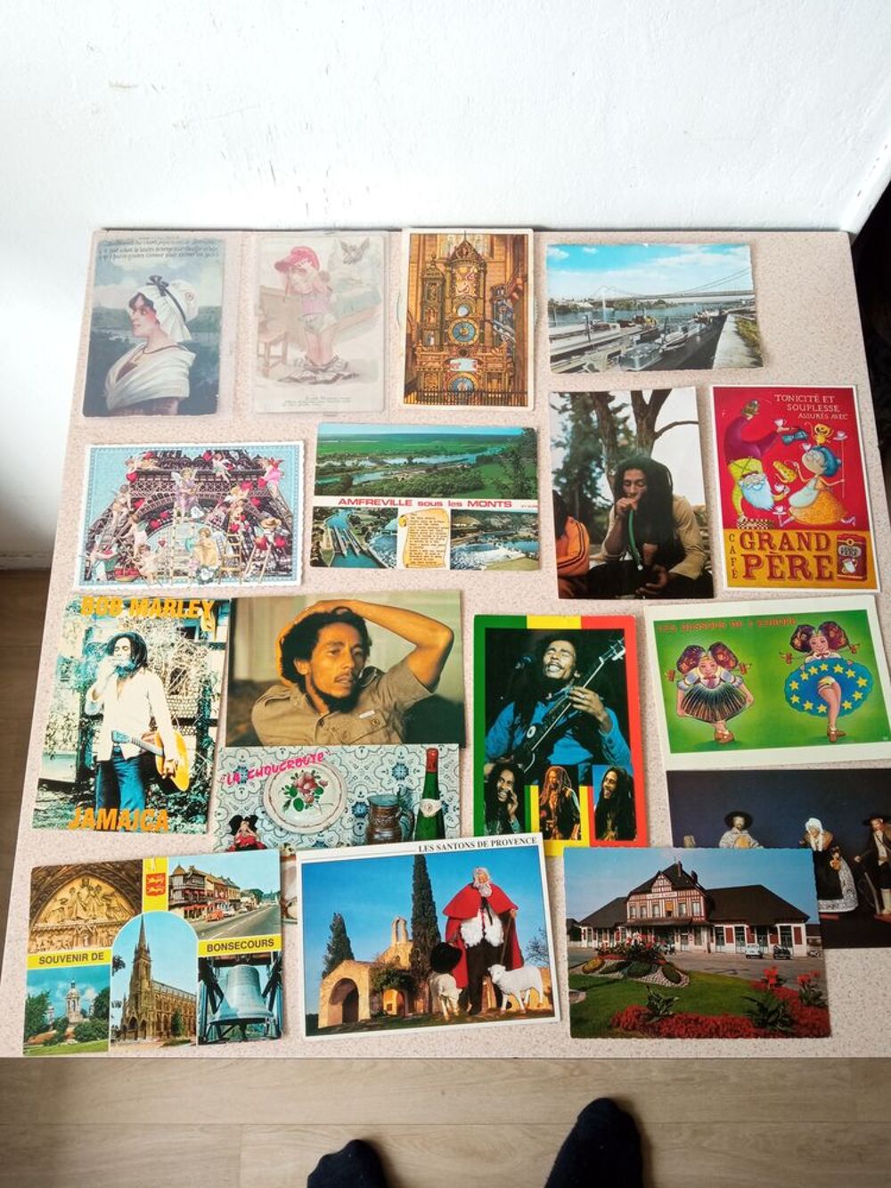 Lot 33 cartes postal + 89 timbres 