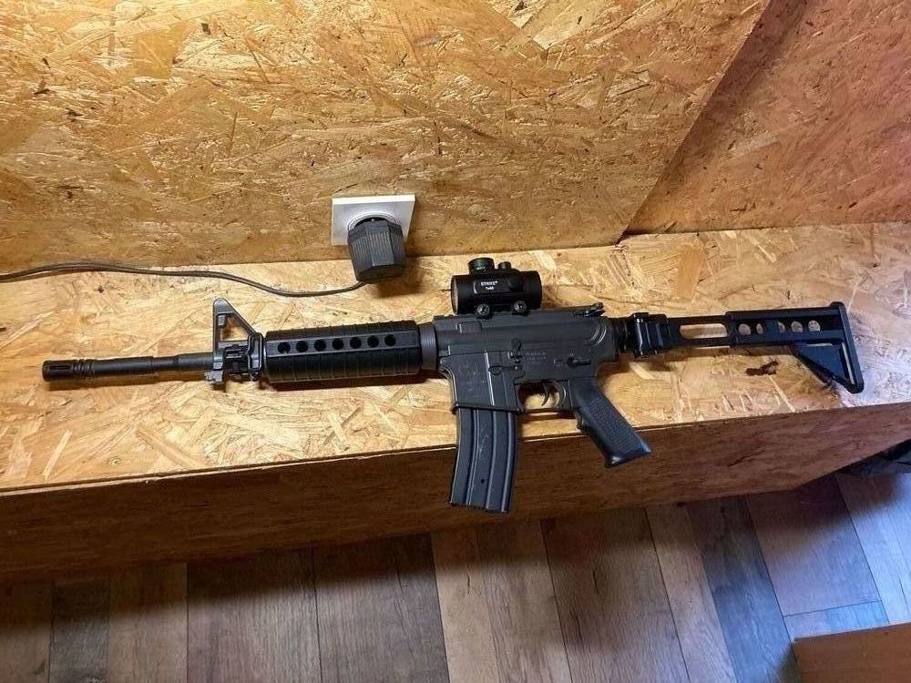 R&eacute;plique d'air soft M15A4 modifi&eacute;e et accessoires. Sports