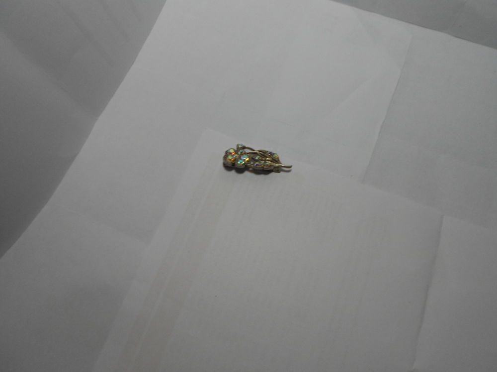 LOT DE 2 BROCHES VINTAGES Bijoux et montres