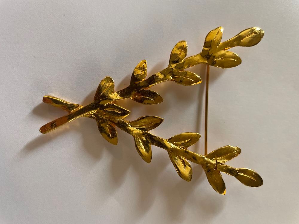 Broche dor&eacute;e feuille laurier en V Ines De La Fressange Bijoux et montres