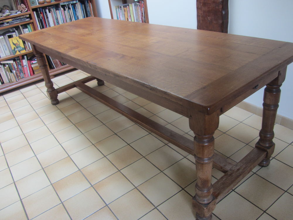 Campagne chic.
Table de ferme en ch&ecirc;ne massif, 
Meubles
