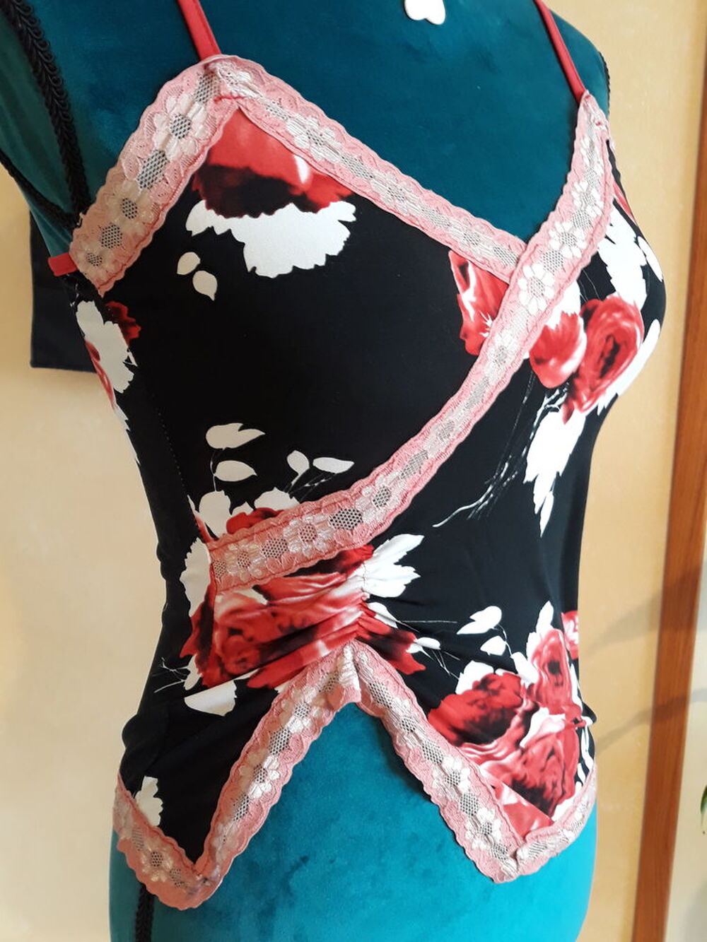 D&eacute;bardeur noir et rouge &agrave; fleurs - Charbell - Taille 38 Vêtements