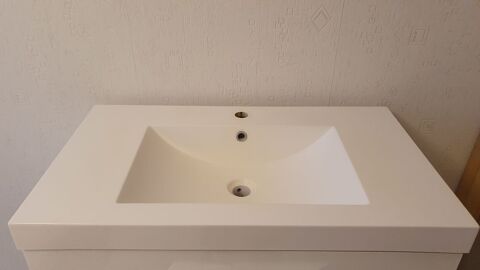 Lavabo de salle de bain en résine à poser sur une meuble. 
Fontenay-sous-Bois (94)
