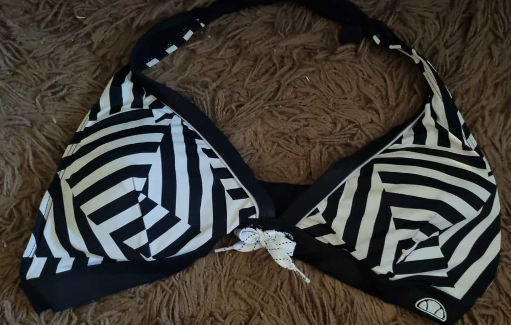 Maillot de bain 2 pi&egrave;ces. T44 haut et T46 bas Vêtements