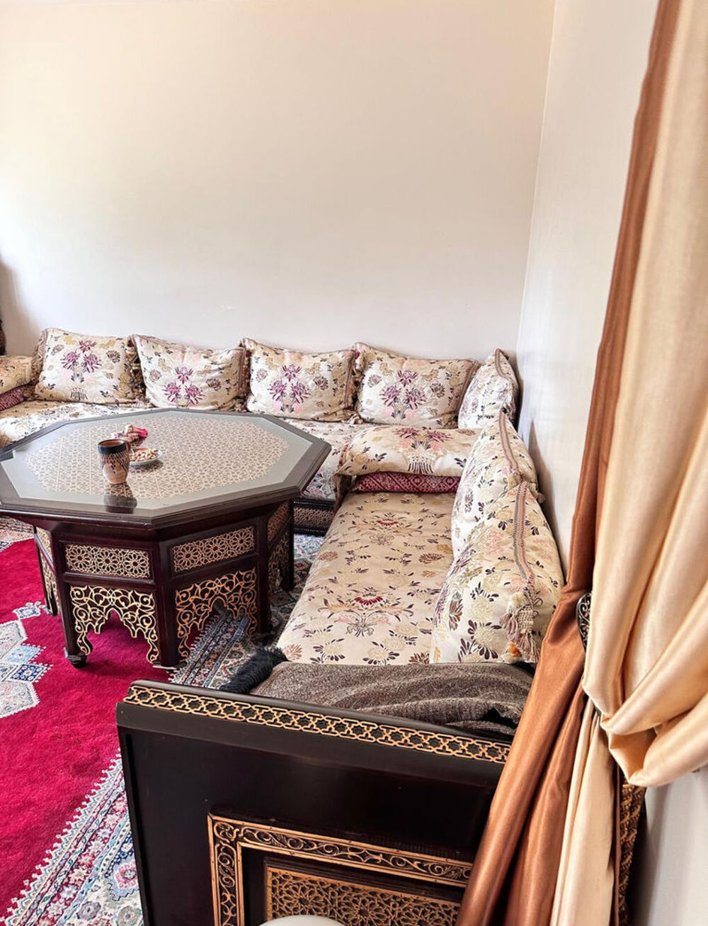 Grand salon marocain avec deux tables Meubles