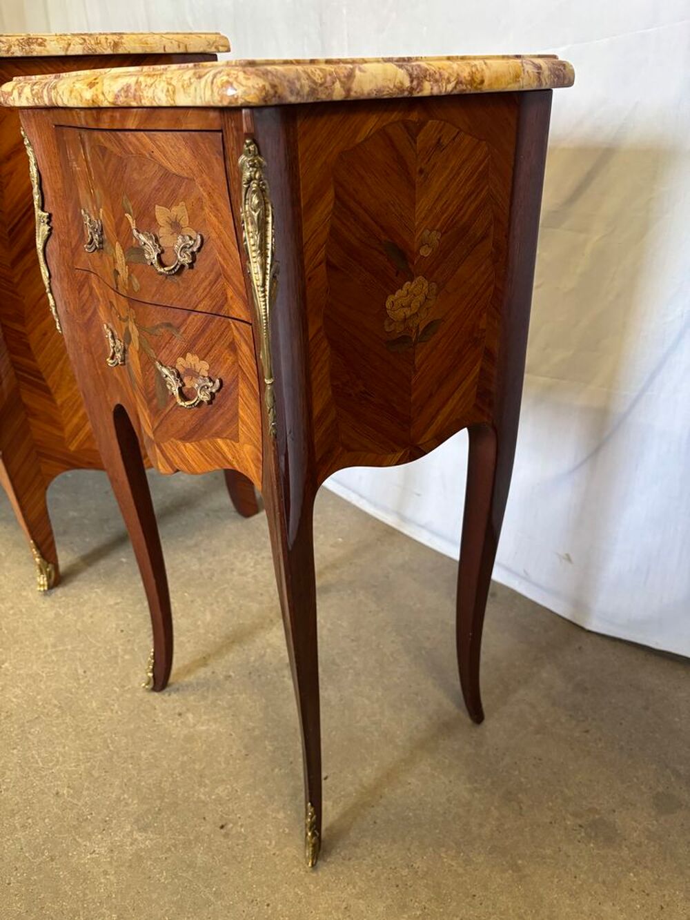 Ensemble Louis XV ? Commode galb&eacute;e &amp; paire de chevets Meubles