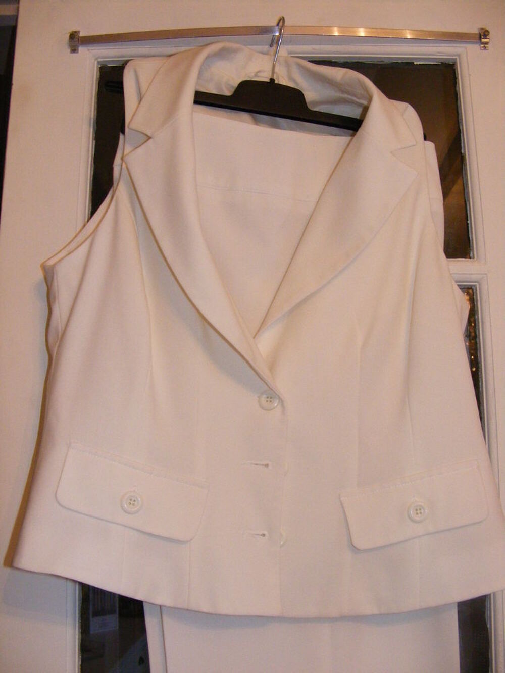 Pantalon et gilet en excellent &eacute;tat couleur &eacute;cru Vêtements