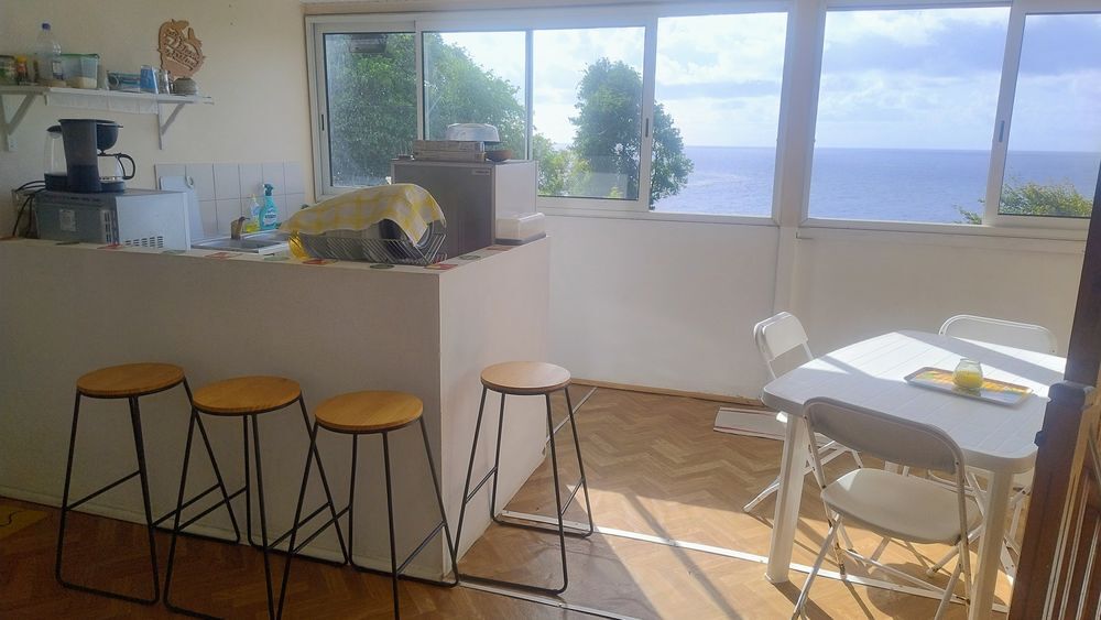 Location Appartement Bungalow du 1ère étage avec vue sur l'île de la Dominique . Le marigot