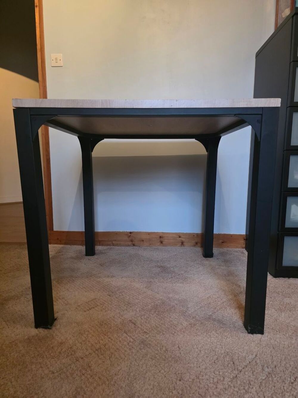 Table carr&eacute;e Pieds m&eacute;talliques Meubles