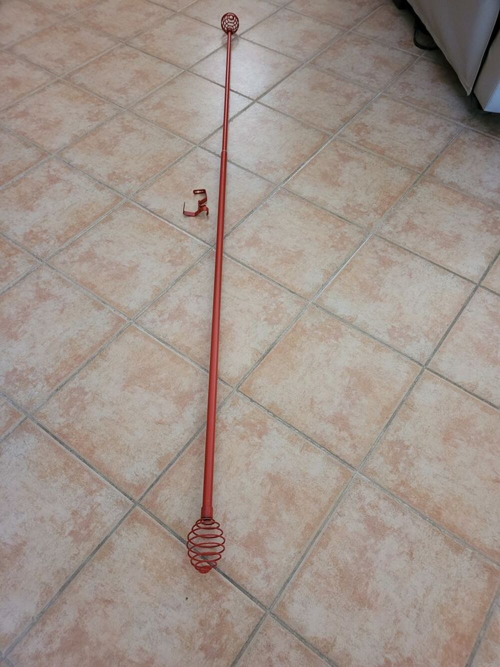 TRINGLE A RIDEAUX ROUGE AVEC 2 EMBOUTS Décoration
