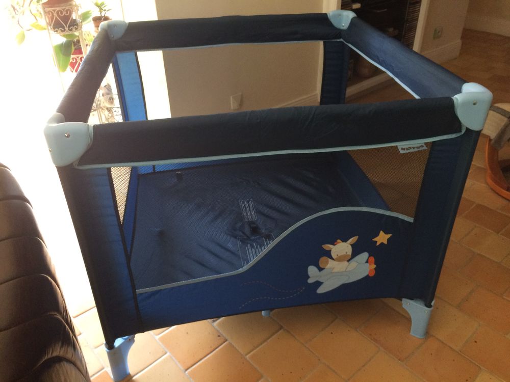 parc lit pliant avec sa housse pour b&eacute;b&eacute;, carr&eacute;. NEUF. 
Puériculture