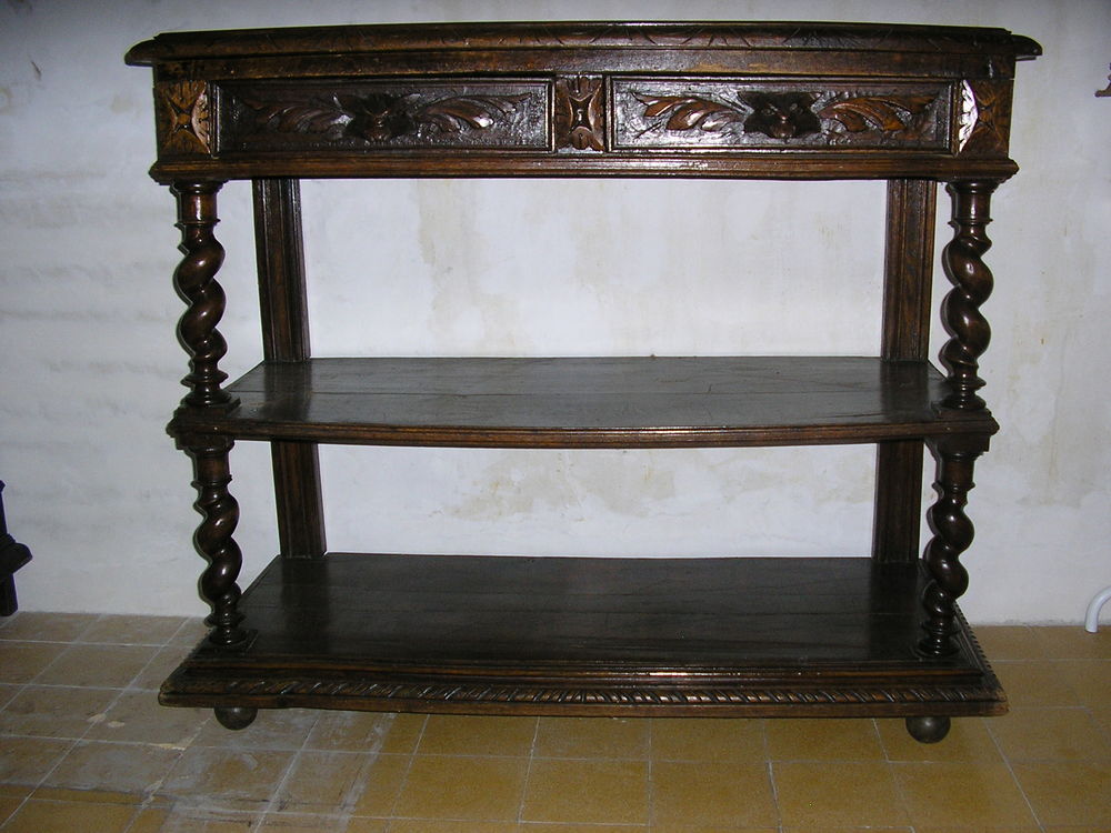 Console Henri II.
Meubles