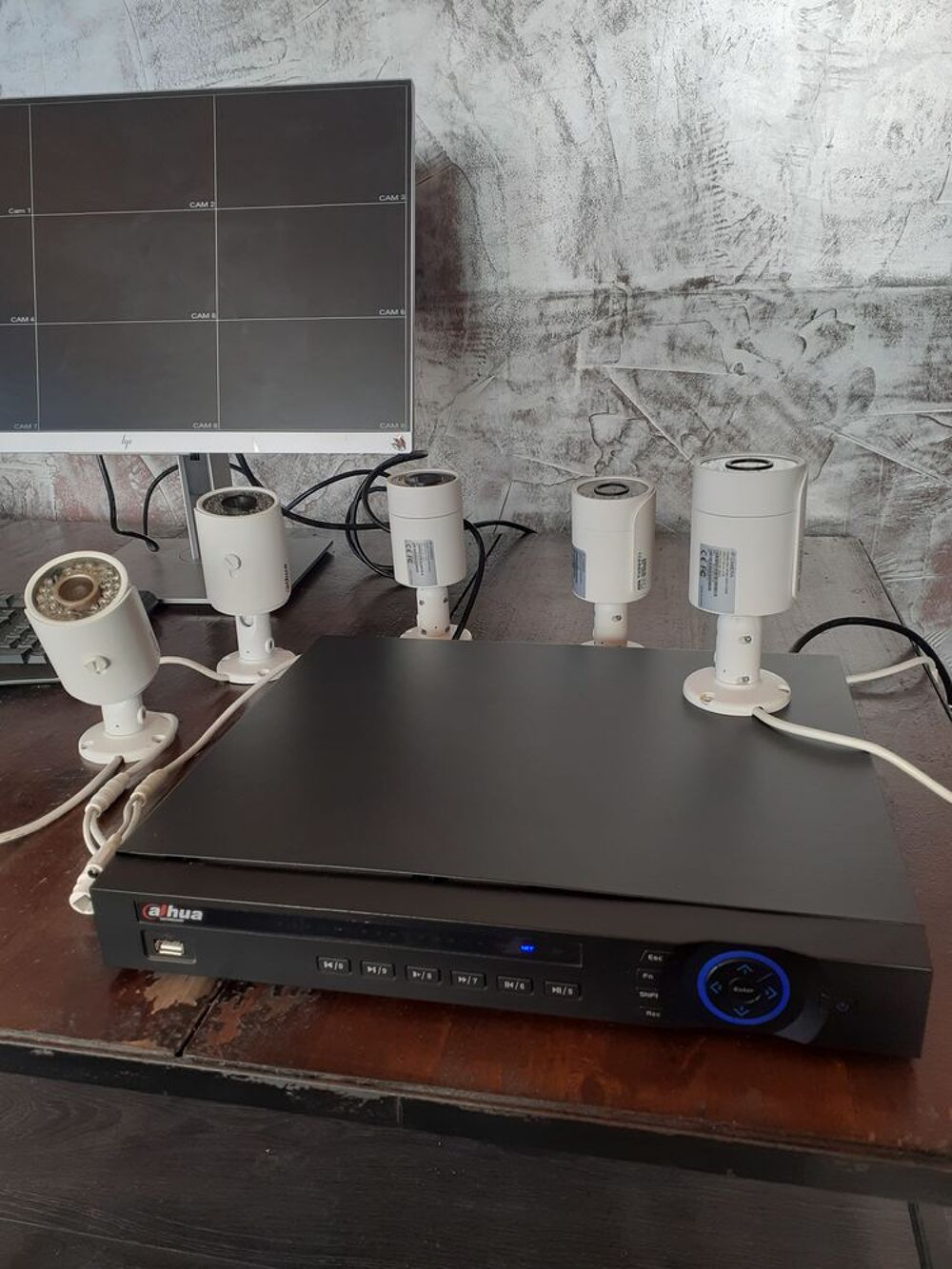 Syst&egrave;me de Surveillance Dahua : NVR DHI-NVR4204-P + 5 Cam&eacute;ra Matériel informatique