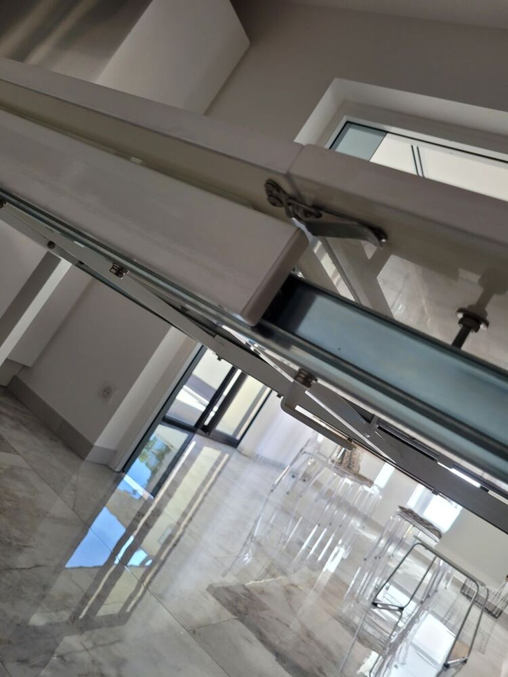 &Eacute;l&eacute;gante table extensible laqu&eacute;e blanche avec 6 chaises mode Meubles