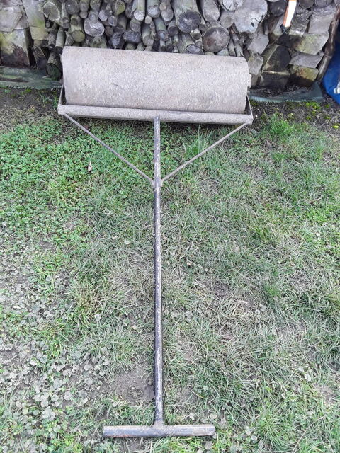 Rouleau de jardin et pelle pour nettoyer les drains. Prisches (59)