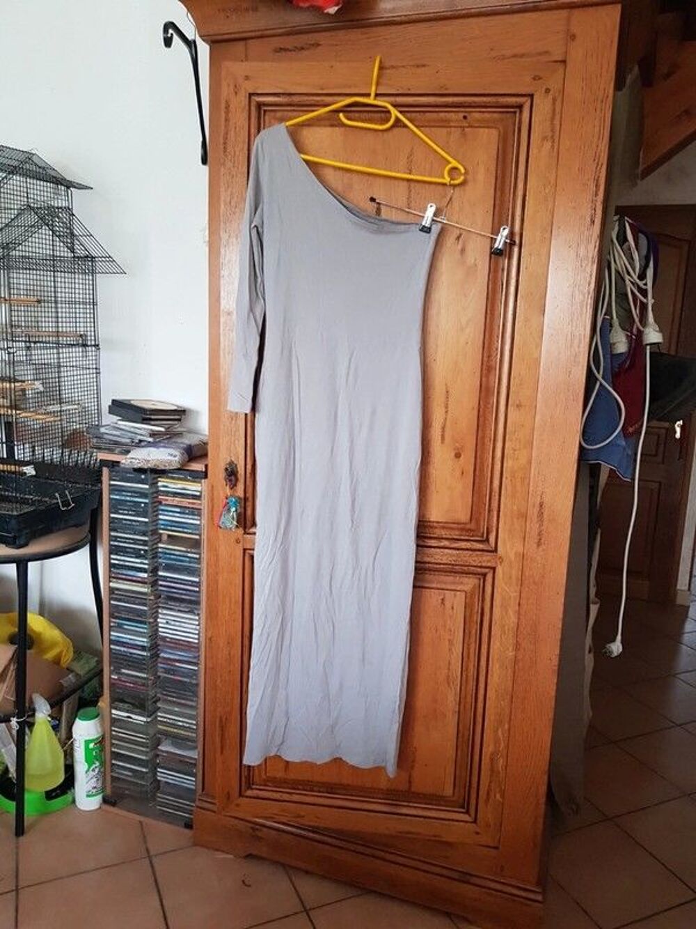 Robe asym&eacute;trique grise longue d un c&ocirc;t&eacute; courte devant une ma Vêtements