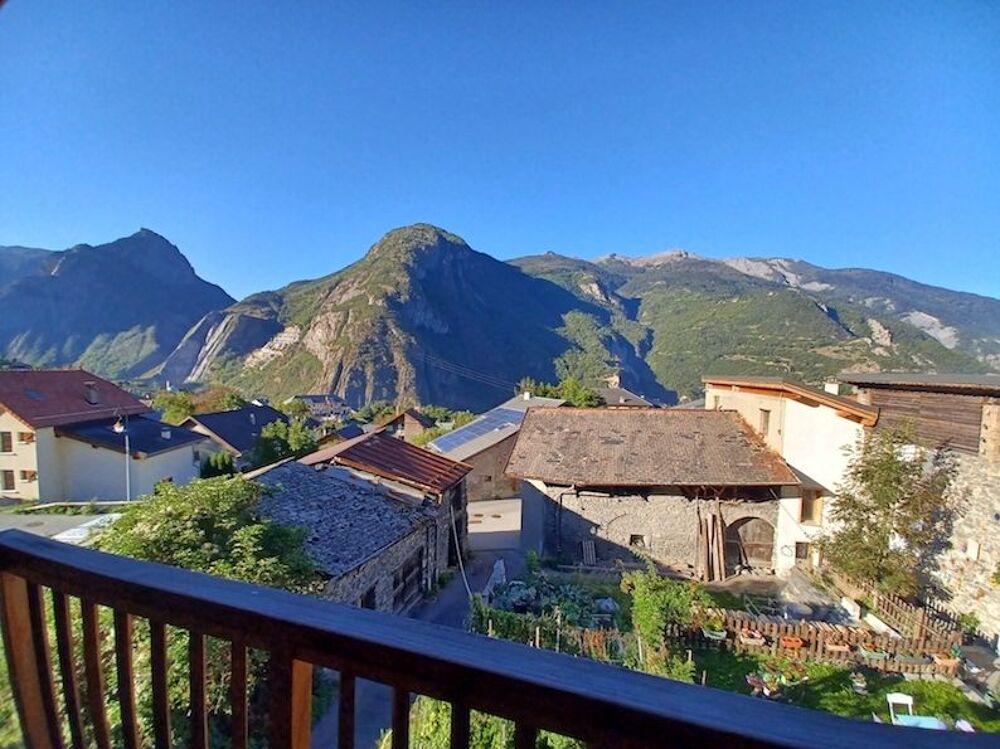Vente Maison SAINT MARTIN DE LA PORTE Dans charmant village ensoleillé sur les hauteurs de Saint Michel de Maurienne A proximité des Stations Très belle maison individuelle + Jardin, Terrasse et Balcons Saint-martin-de-la-porte