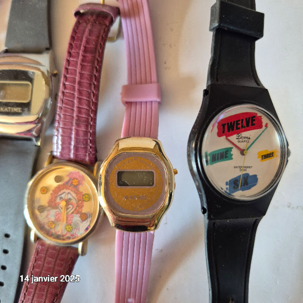 Lot de 5 montres modernes fantaisies et 1 Montre Num&eacute;rot&eacute;e A 