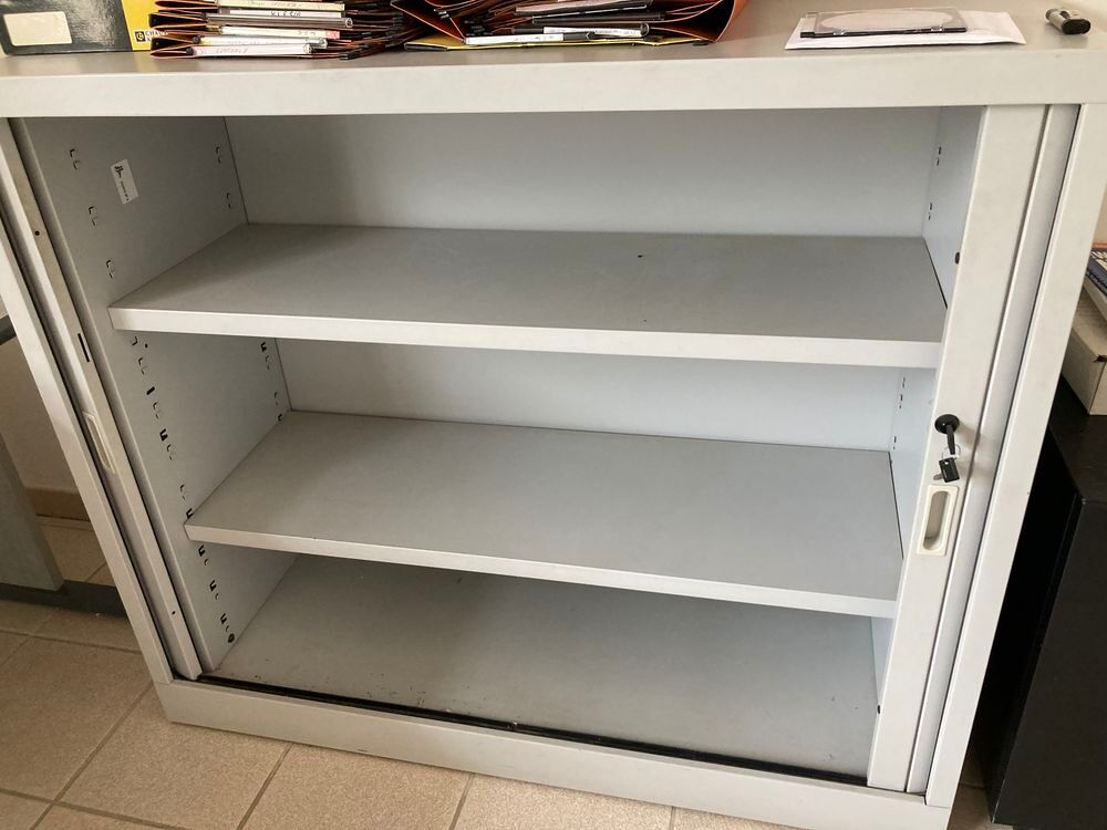 Armoire de bureau basse metalliquue
Meubles